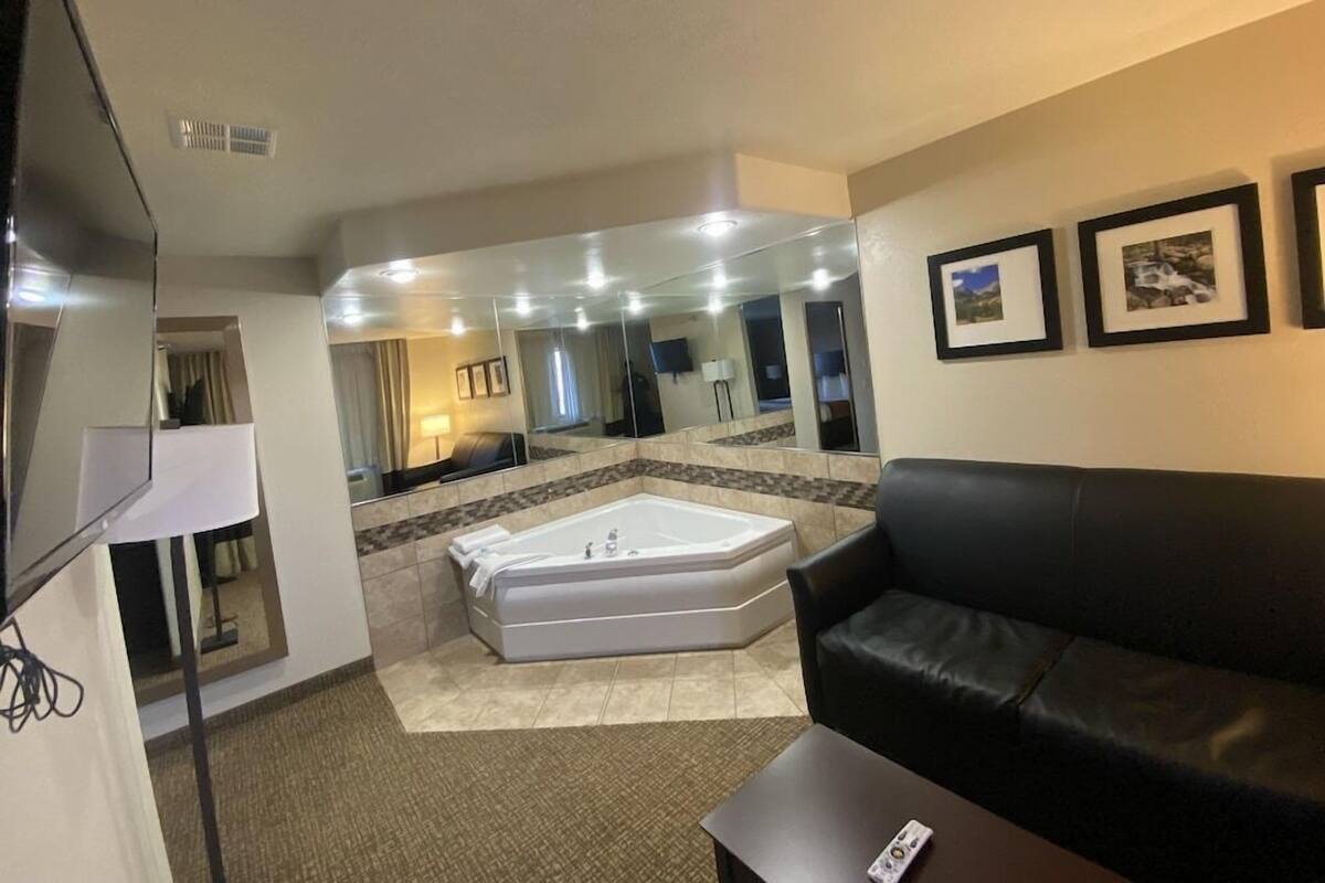 Premium bedding, in-room safe, desk, blackout drapes