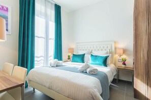 Een kluis op de kamer, een bureau, een strijkplank/strijkijzer