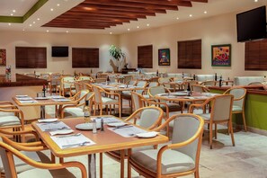 Serveert ontbijt, lunch, diner, internationale gerechten 
