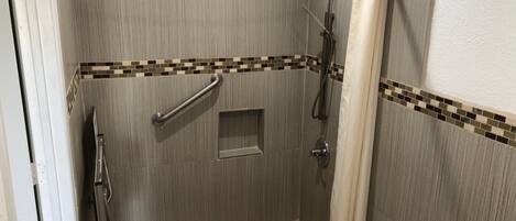 Articles de toilette gratuits, serviettes fournies, savon, shampoing