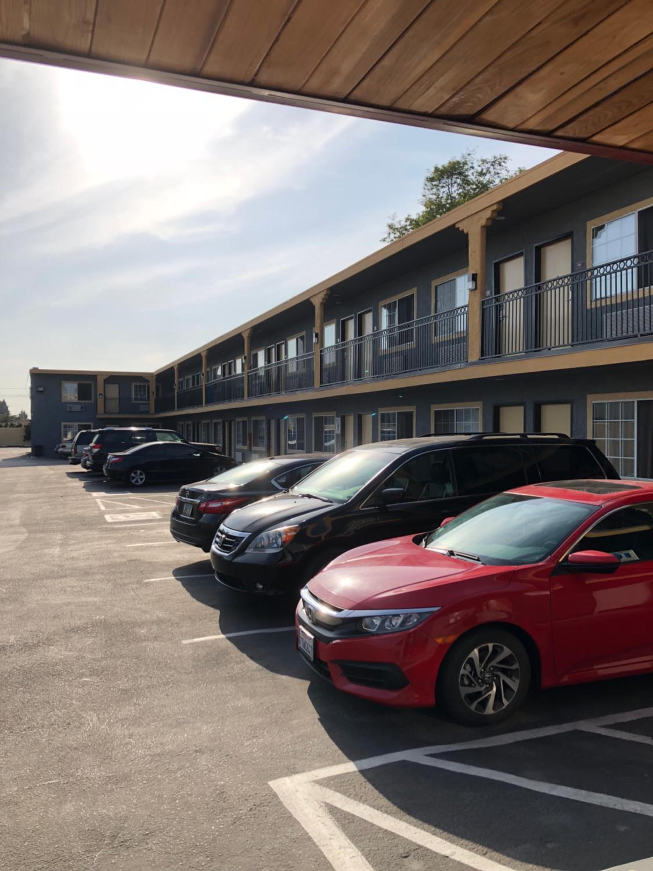 Parkeerplaatsen (voor USD 5.00 per nacht)