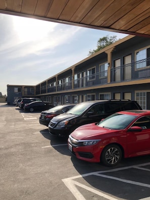 Parkeerplaatsen (voor USD 5.00 per nacht)