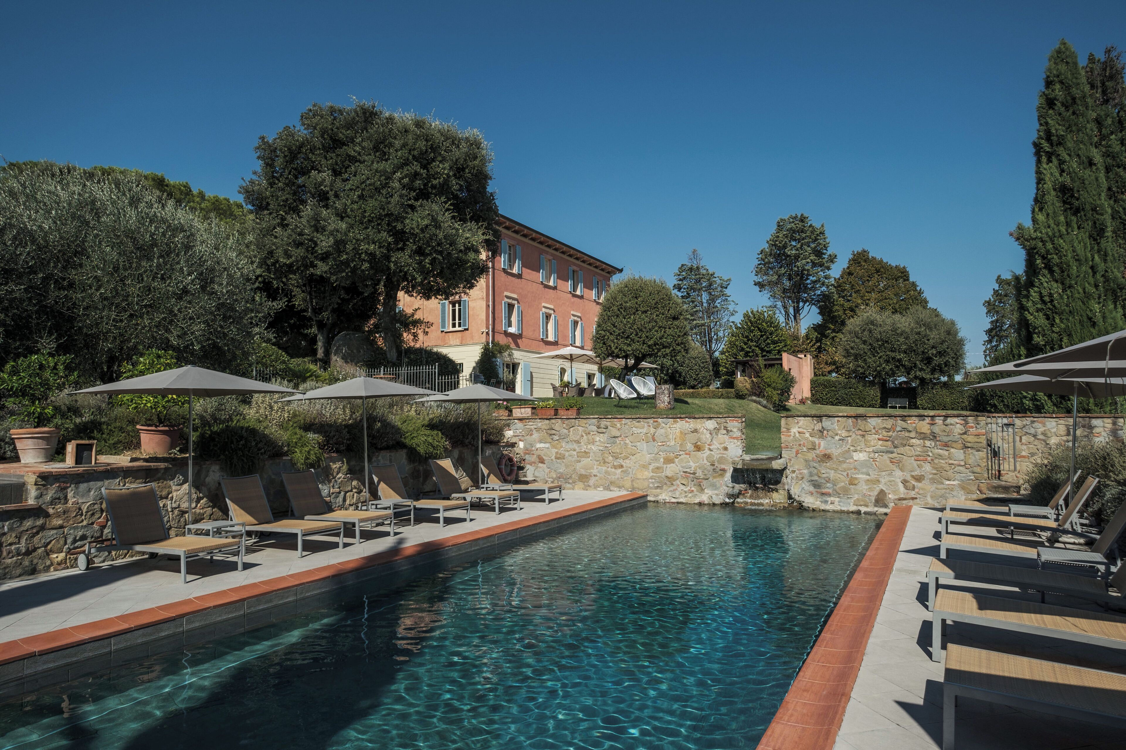 Een seizoensgebonden buitenzwembad en parasols bij het zwembad