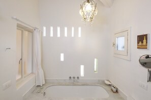 Junior Suite | Bathroom | Free toiletries, hair dryer, bathrobes, slippers - Fontelunga Hotel & Villas (Foiano della Chiana)