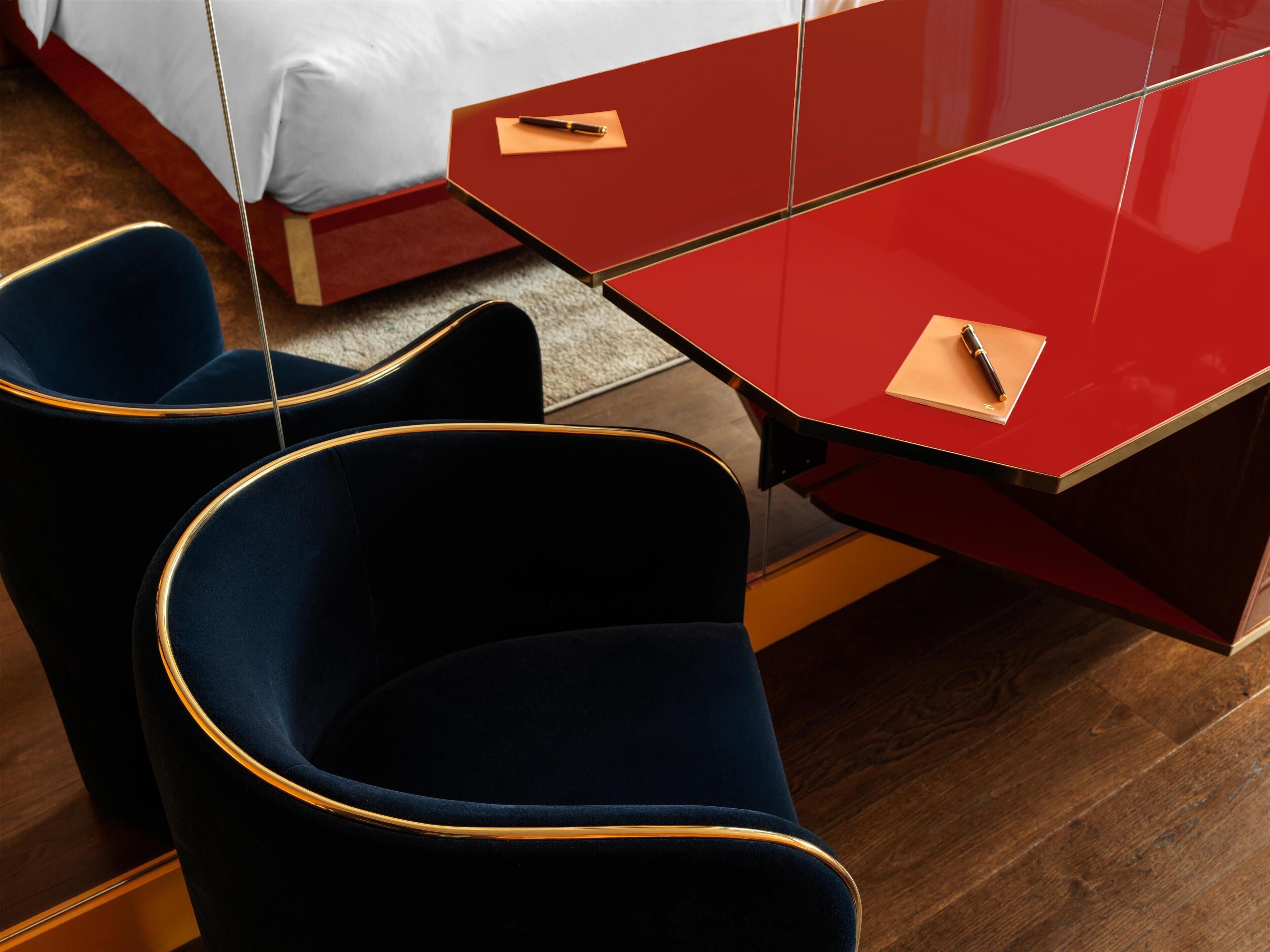 غرفة ديلوكس - سرير ملكي | أغطية فراش متميزة وخزنة داخل الغرفة وستائر تعتيم ومكواة/لوح كي