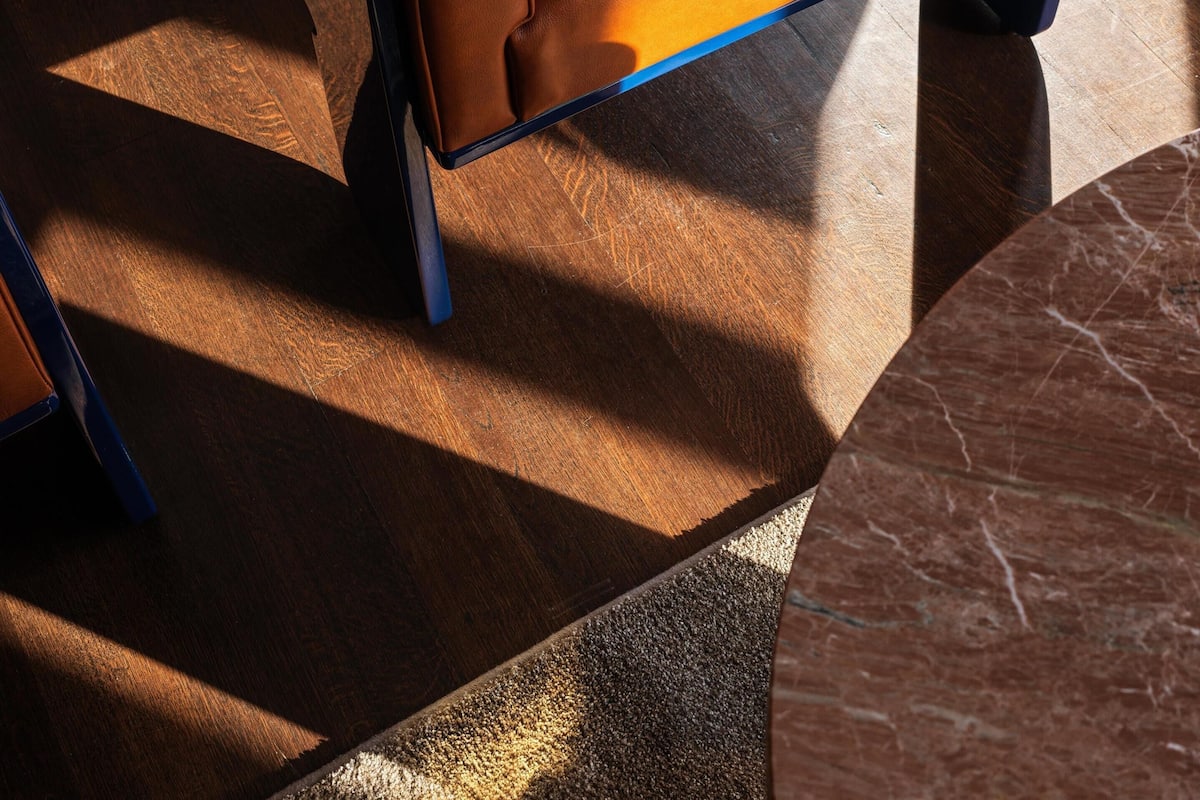 Ropa de cama de alta calidad y caja de seguridad en la habitación