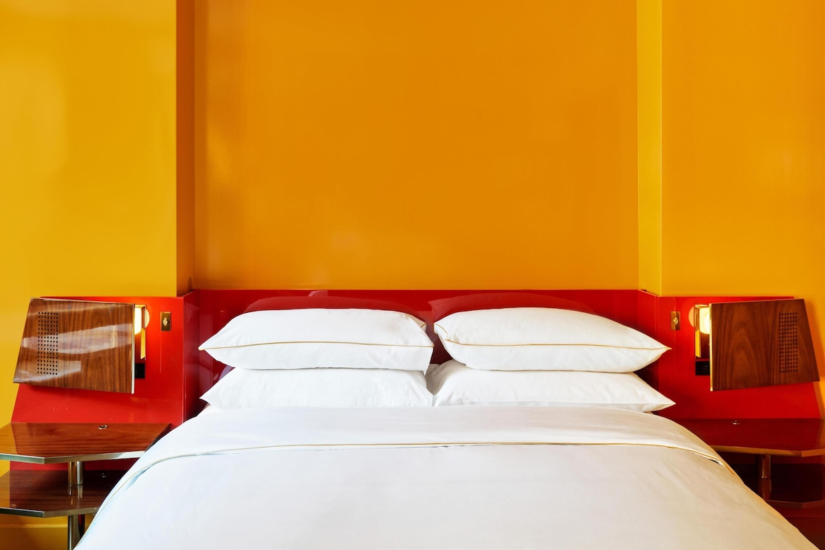 Premium bedding, in-room safe, blackout drapes