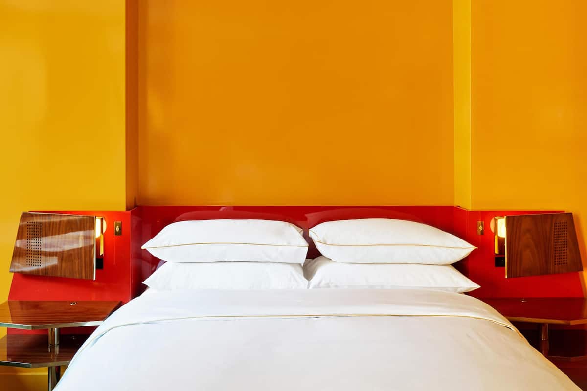 Room, 1 King Bed, Corner | Premium bedding, in-room safe, blackout drapes, iron/ironing board