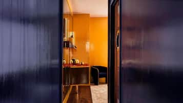 Kamar Deluks, 1 Tempat Tidur King | Seprai premium, brankas, tirai kedap cahaya, dan setrika/meja setrika