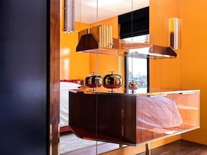Kamar, 1 Tempat Tidur King | Seprai premium, brankas, tirai kedap cahaya, dan setrika/meja setrika