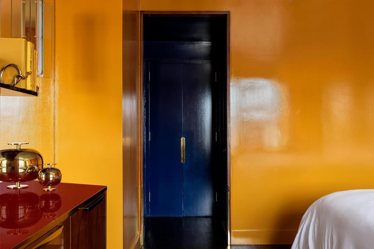 Premium bedding, in-room safe, blackout drapes, iron/ironing board