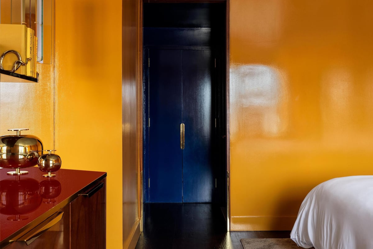 Ropa de cama de alta calidad y caja de seguridad en la habitación