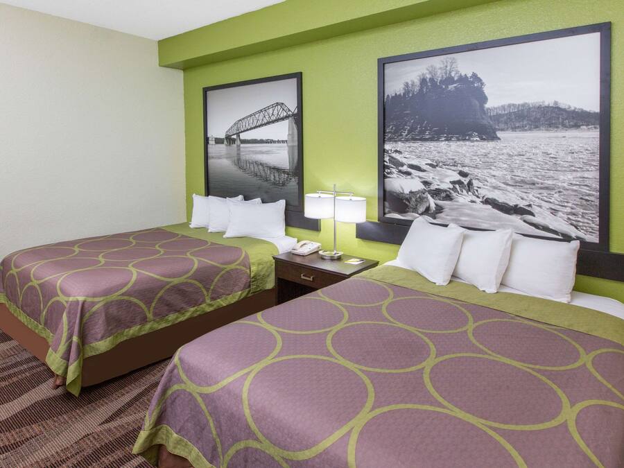 Een bureau, verduisterende gordijnen, een strijkplank/strijkijzer