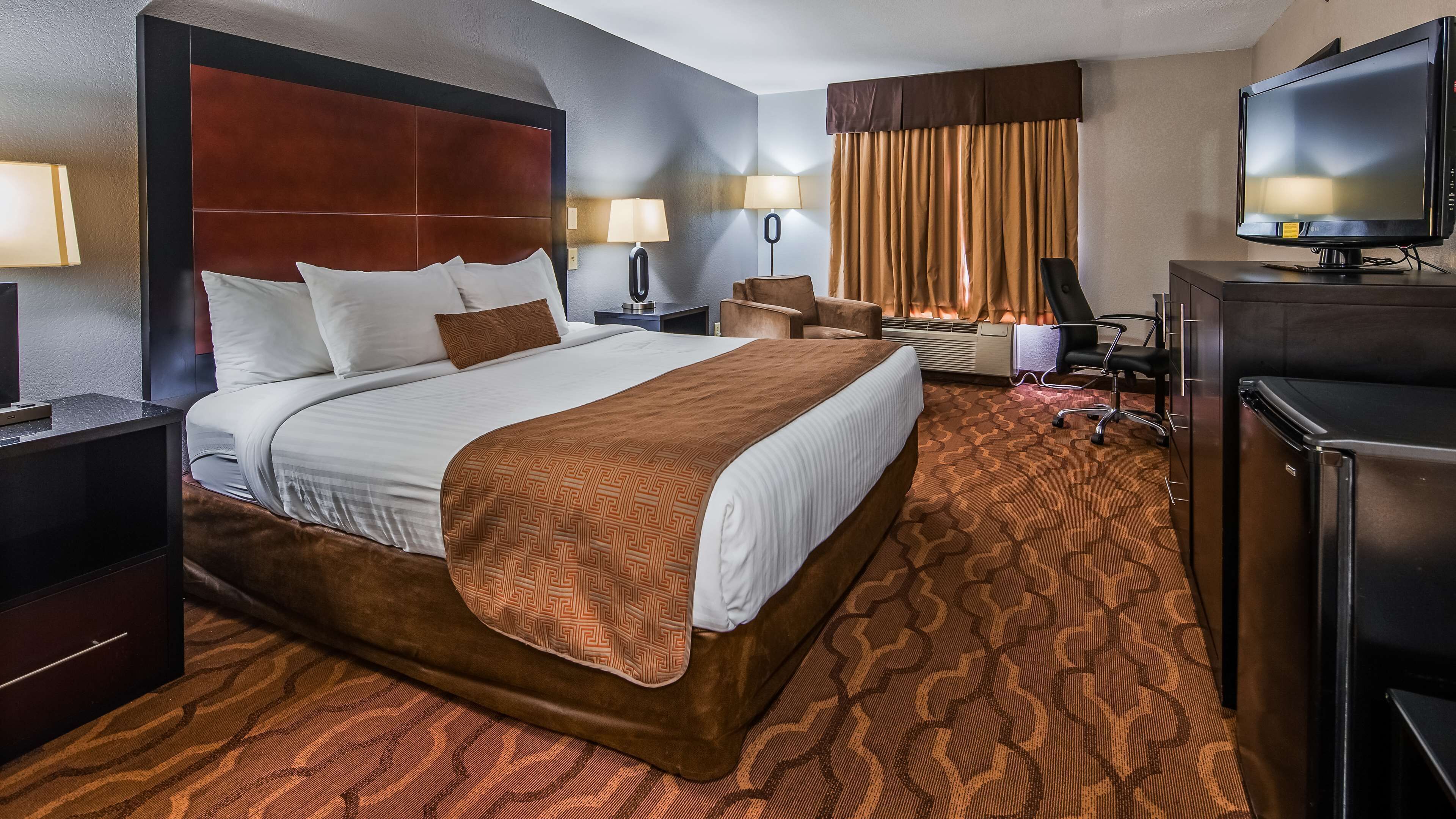 Pillow-top beds, desk, laptop workspace, iron/ironing board