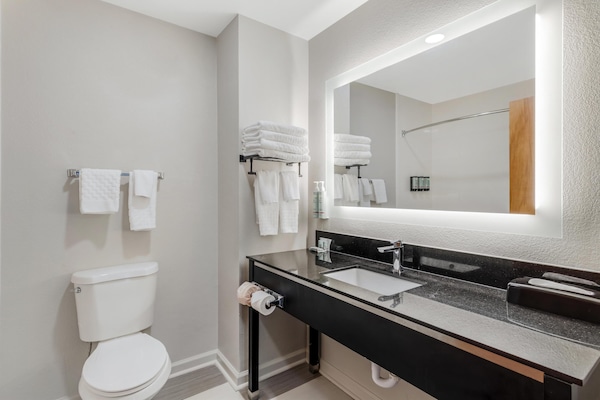 Suite, 1 King Bed, Non Smoking, Refrigerator & Microwave | Bathroom | Free toiletries, hair dryer, towels