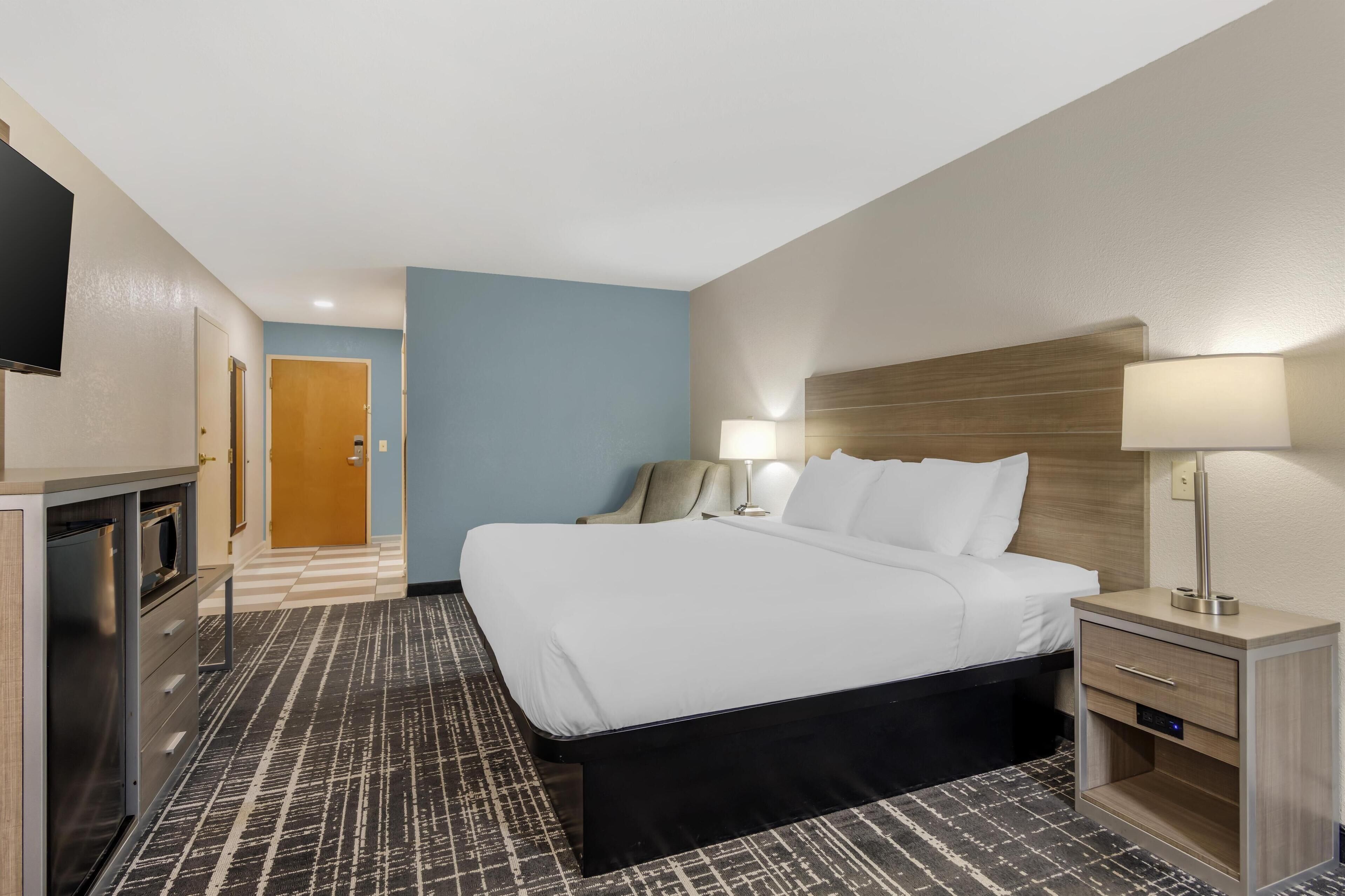 standard room, 1 king bed, accessible, non smoking (walk-in shower) | pillow-top beds, desk, laptop workspace, iron/ironing board