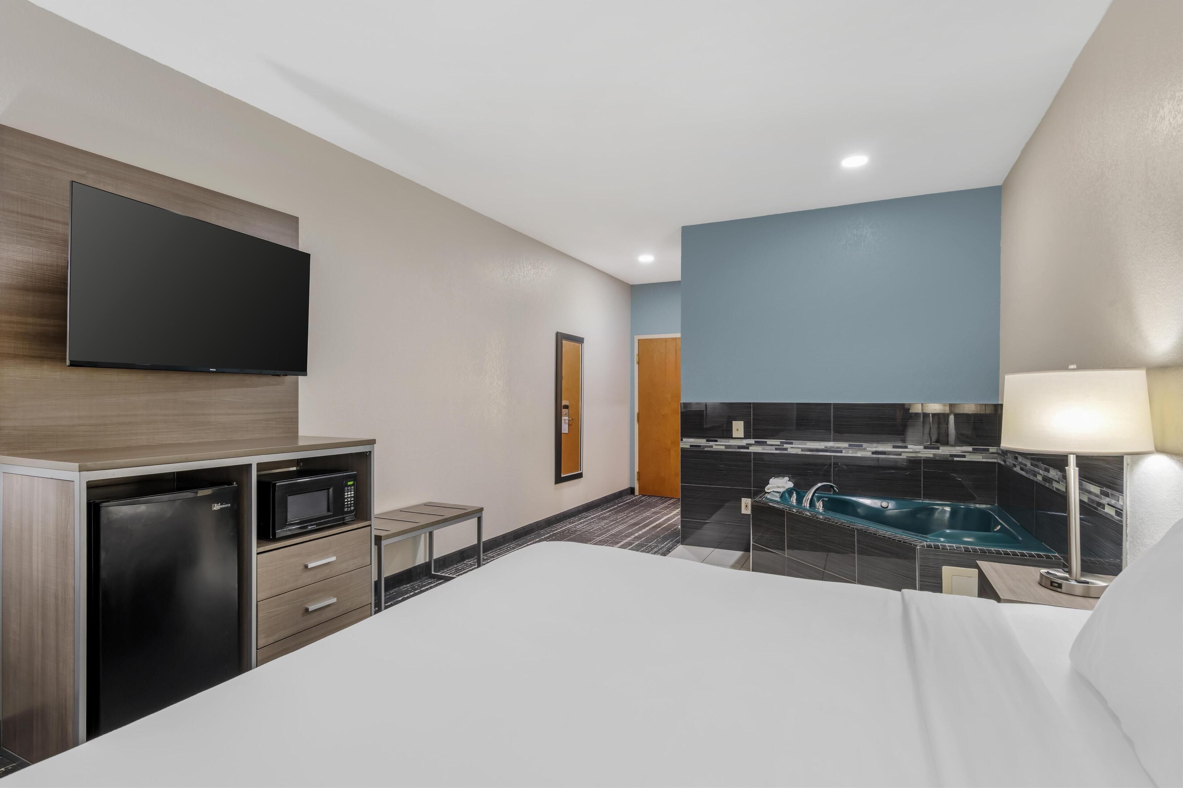 Standard Room, 1 King Bed, Non Smoking, Refrigerator & Microwave | Pillowtop beds, desk, laptop workspace, iron/ironing board