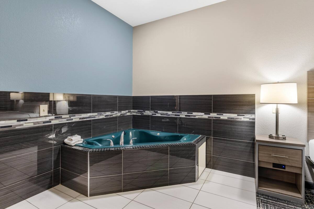 standard room, 1 king bed, non smoking, refrigerator & microwave | pillow-top beds, desk, laptop workspace, iron/ironing board