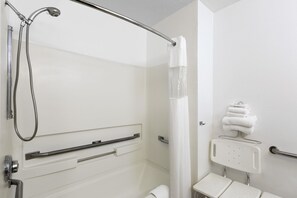 Chambre, 1 grand lit, accessible aux personnes à mobilité réduite, non-fumeur (Mobility) | Salle de bain