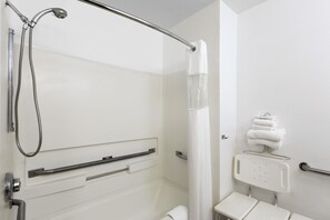 Habitación, 1 cama Queen size, con acceso para personas discapacitadas, para no fumadores (Mobility) | Baño | Tina con regadera, amenidades de baño gratuitas, toallas 