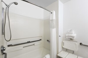 Bañera con ducha, artículos de tocador gratuitos, toallas