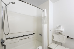 Habitación, 1 cama Queen size, con acceso para personas discapacitadas, para no fumadores (Mobility) | Baño | Tina con regadera, amenidades de baño gratuitas, toallas