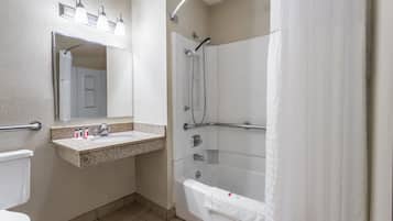 Kamer, 1 queensize bed, toegankelijk voor mindervaliden, niet-roken (Mobility) | Badkamer | Een bad/douchecombinatie, gratis toiletartikelen, een haardroger