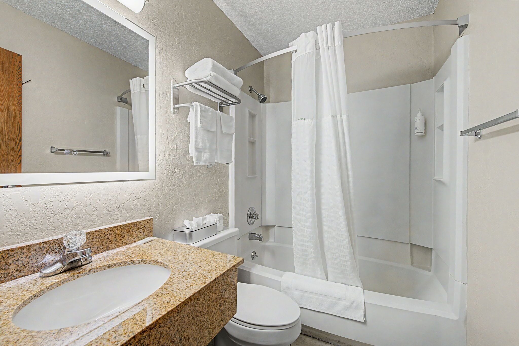Combined shower/tub, free toiletries, hair dryer, towels