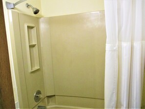 Combined shower/bathtub, deep-soaking bathtub, free toiletries, towels - Sunset Inn (Williamsburg)