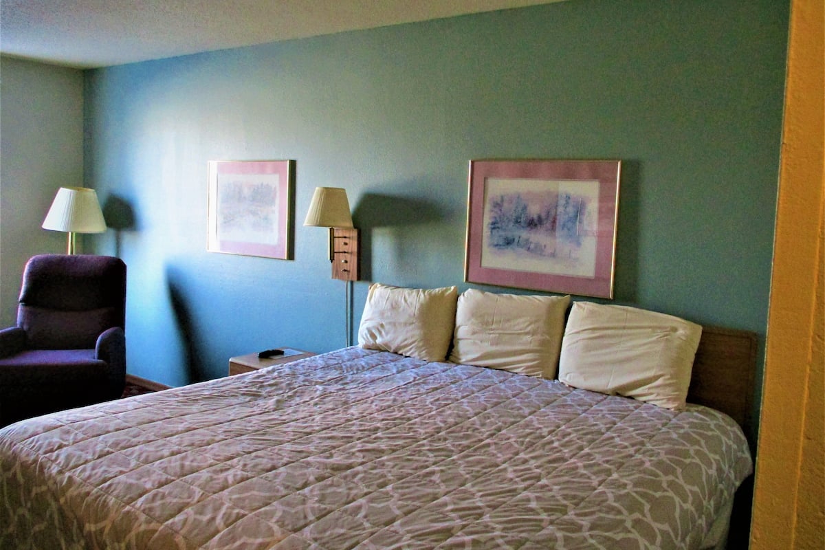 Comfort Single Room | Desk, WiFi (free), bed sheets