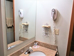 Combined shower/tub, deep soaking tub, free toiletries, towels