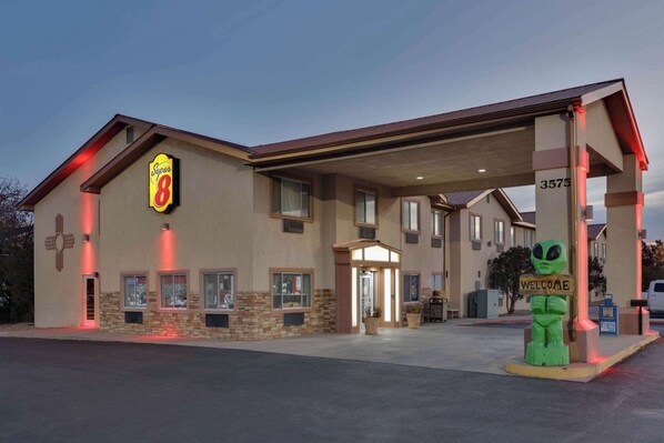 A motel with a 'Super 8' sign, a 'Welcome' sign with an alien figure, and the number '3575' on the building. - Super 8 by Wyndham Roswell (Roswell)