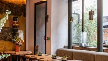 Petit déjeuner, déjeuner et dîner servis sur place
