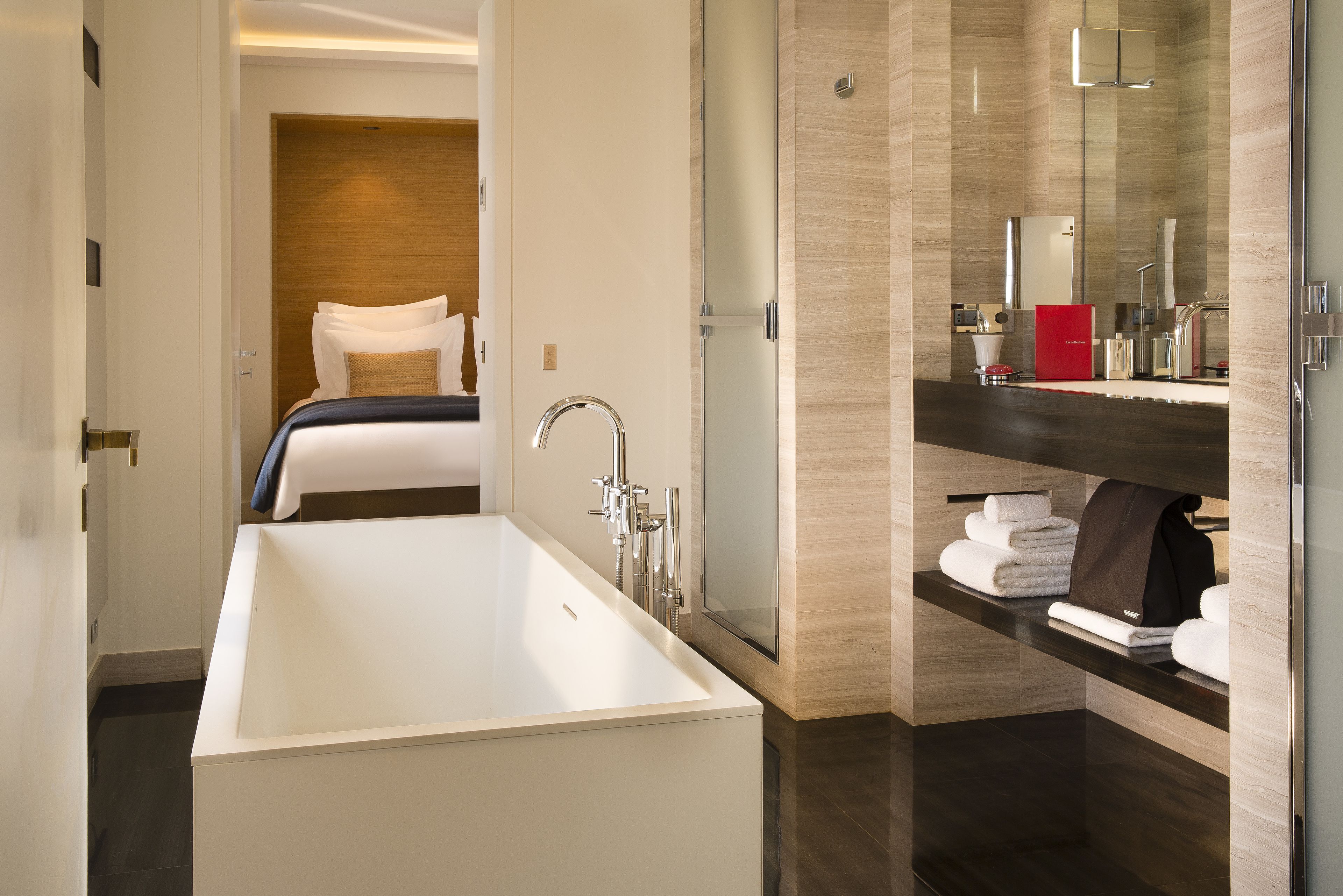 suite | deep-soaking bathtub