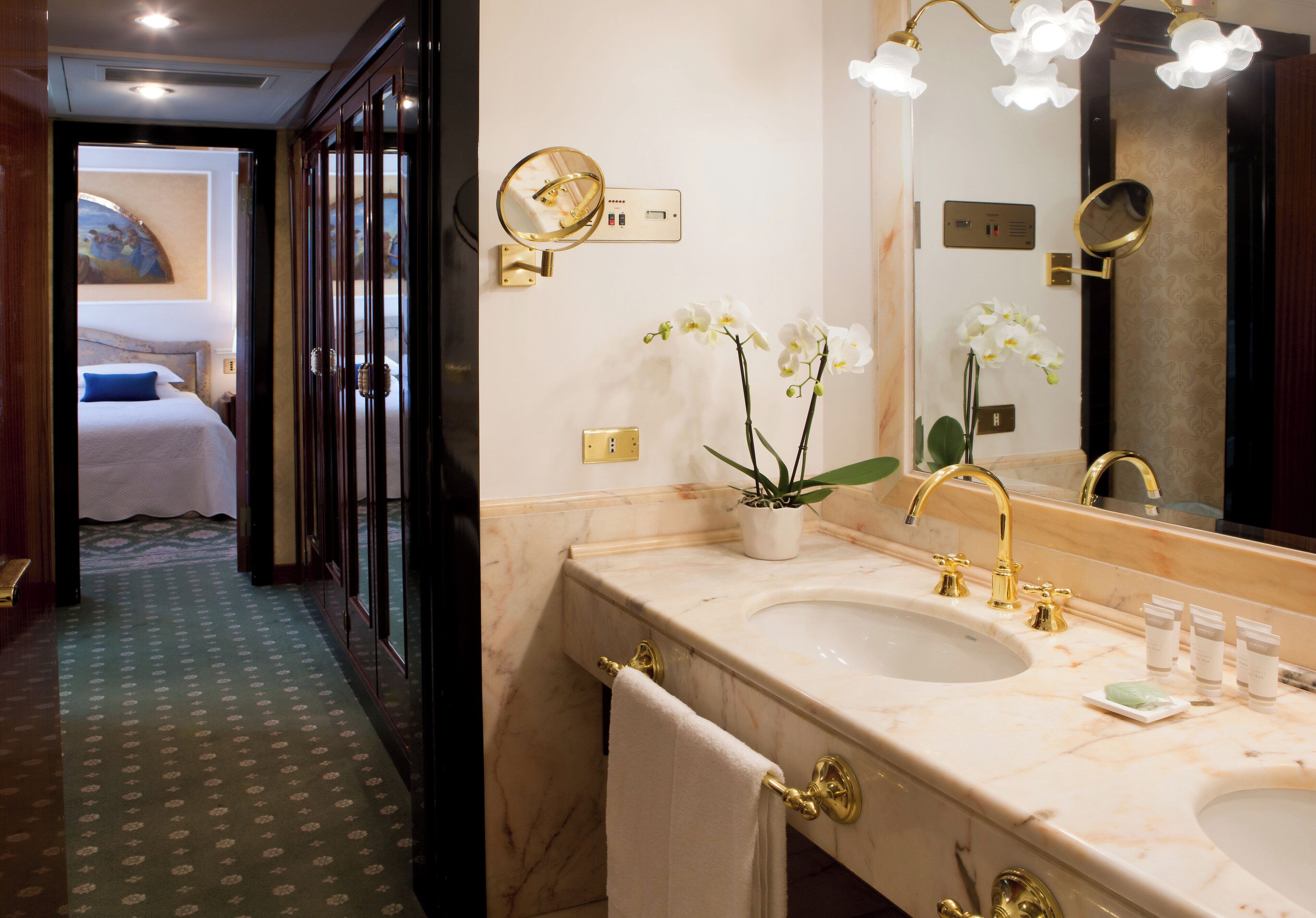 suite | bathroom | combined shower/bathtub, rainfall showerhead, eco-friendly toiletries