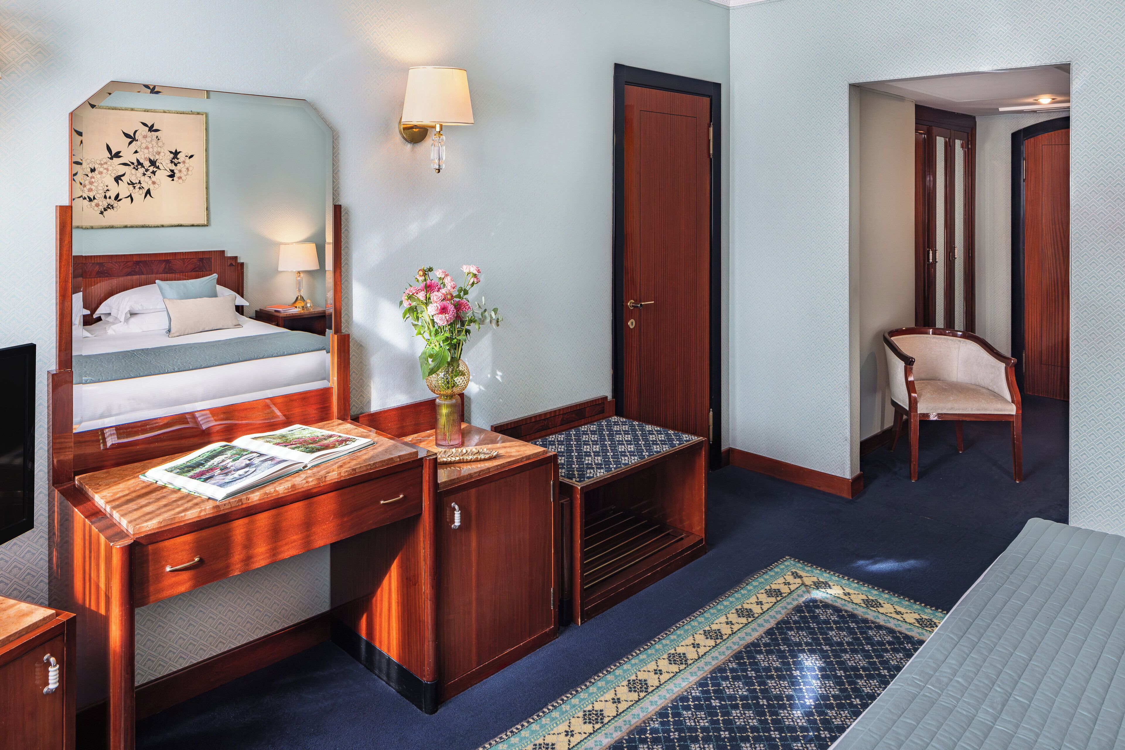 Kamar Double Superior | Seprai premium, minibar, brankas, dan didekorasi berbeda-beda