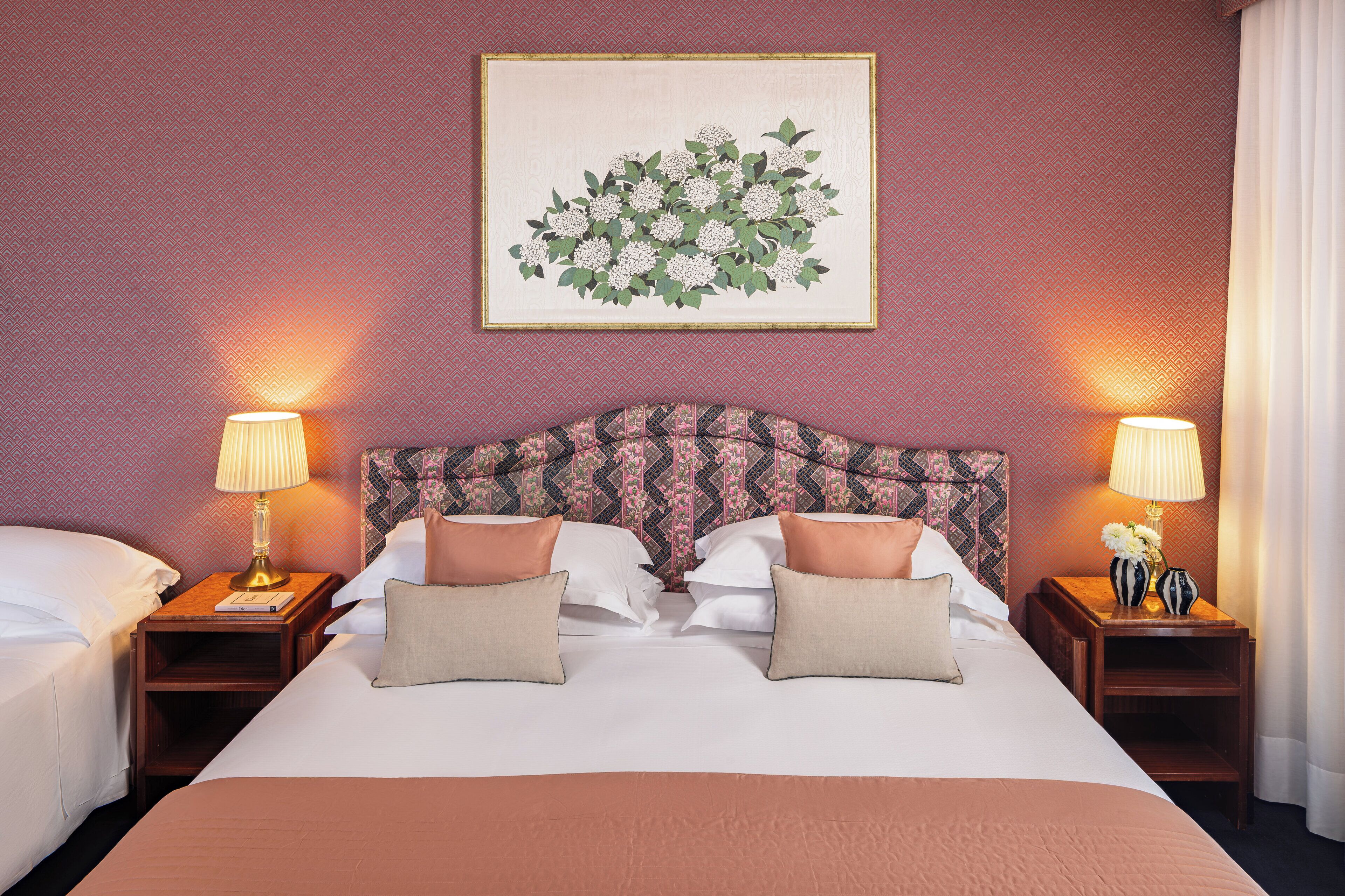 Seprai premium, minibar, brankas, dan didekorasi berbeda-beda