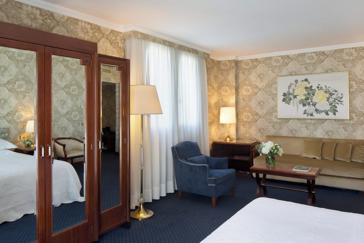 Junior Suite | Peralatan tempat tidur premium, bar mini, peti besi dalam bilik