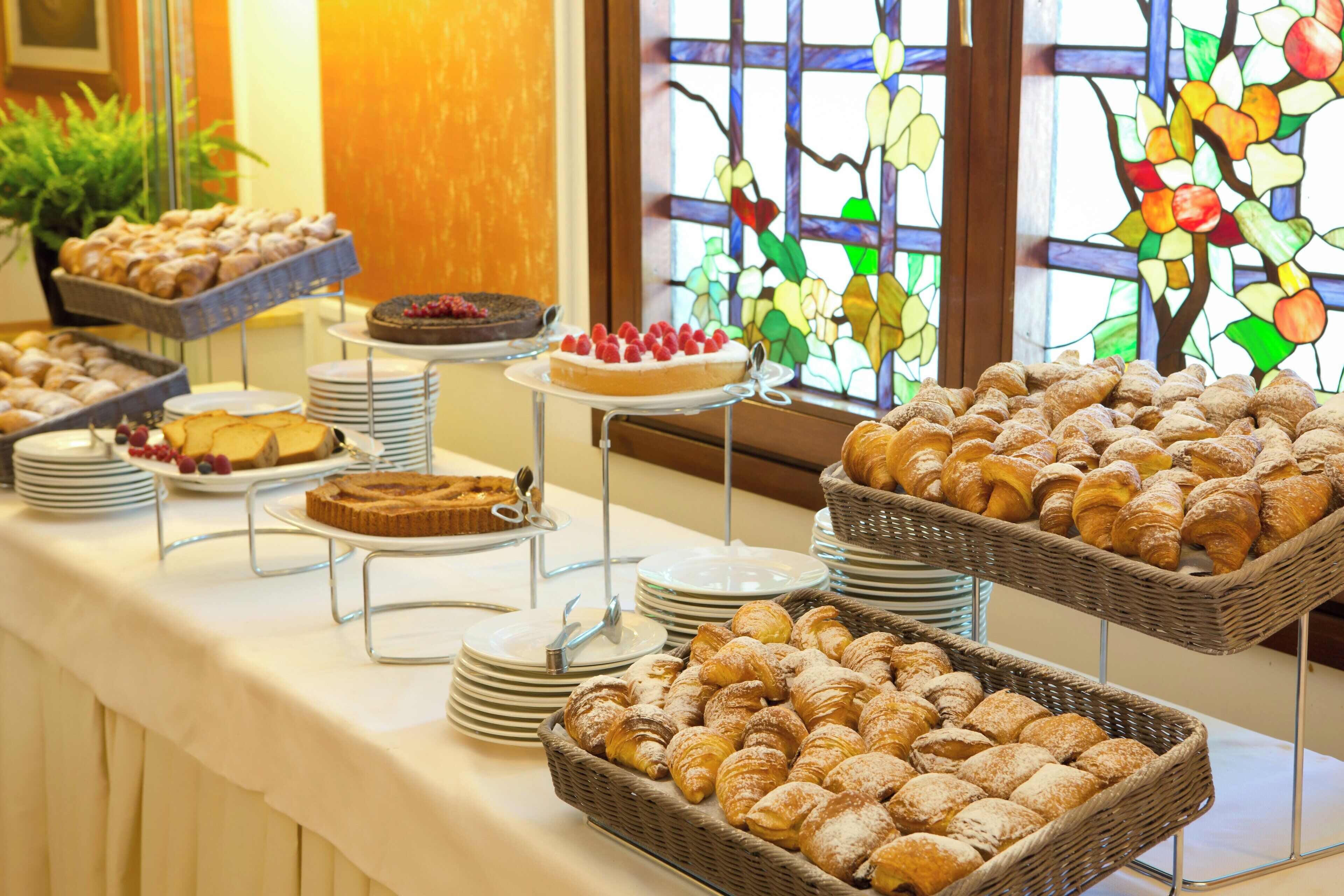 每日供應自助早餐 (每人 EUR16)