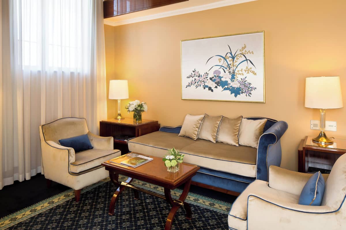 Suite | Peralatan tempat tidur premium, bar mini, peti besi dalam bilik