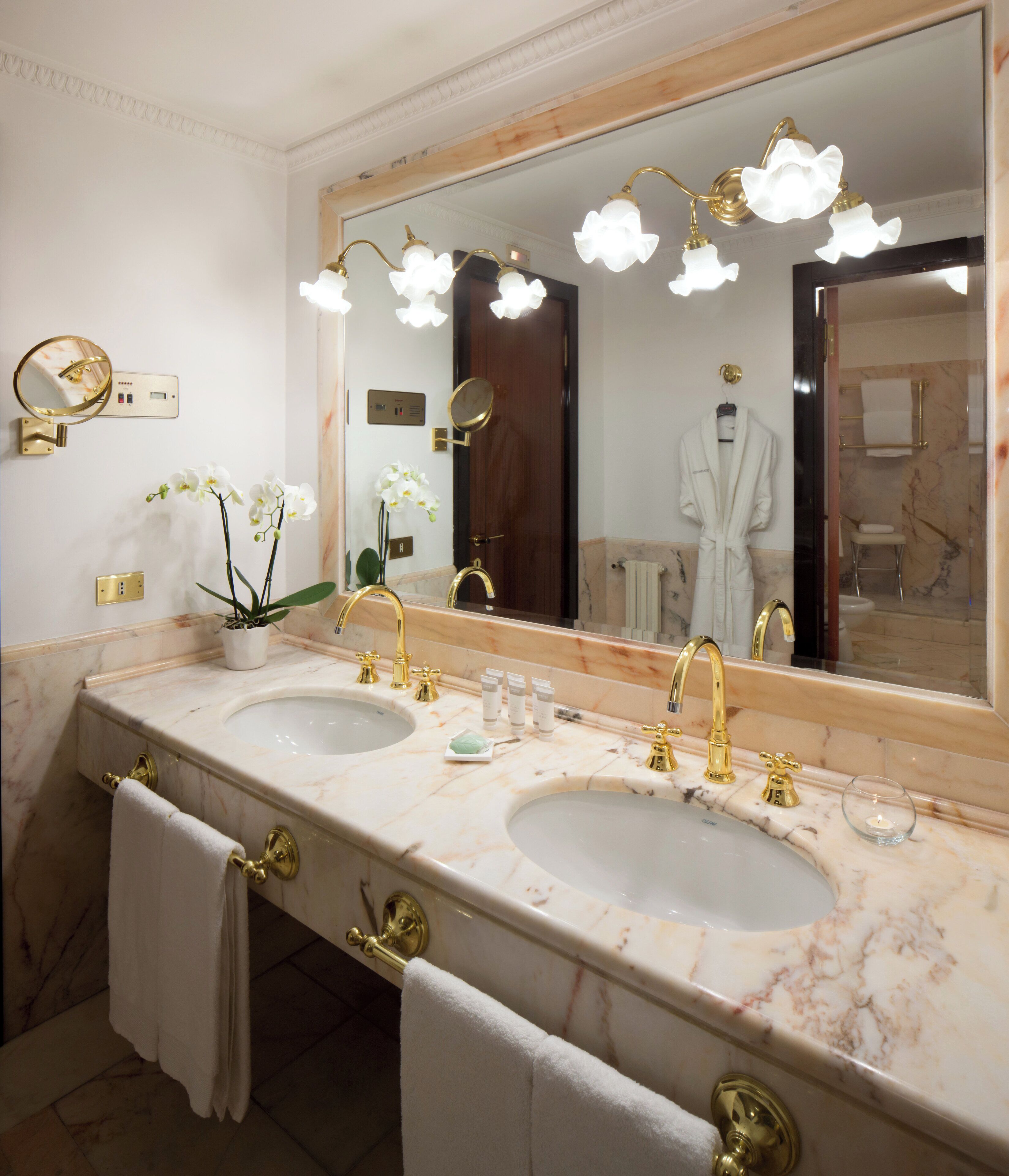 suite | bathroom | combined shower/bathtub, rainfall showerhead, eco-friendly toiletries