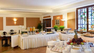 Desayuno buffet (EUR 16 por persona)