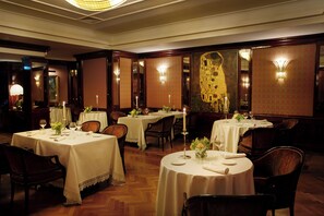2 restaurants, breakfast served