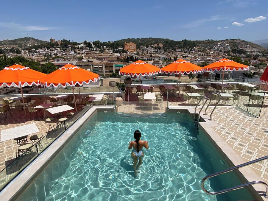 Una piscina al aire libre de temporada, tumbonas