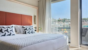 Deluxe kamer (Alhambra Views) | Een minibar, een kluis op de kamer, een bureau, een laptopwerkplek