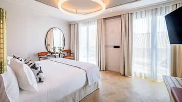Deluxe Room | Minibar, in-room safe, desk, laptop workspace