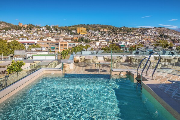 Piscina a l'aire lliure de temporada i gandules 