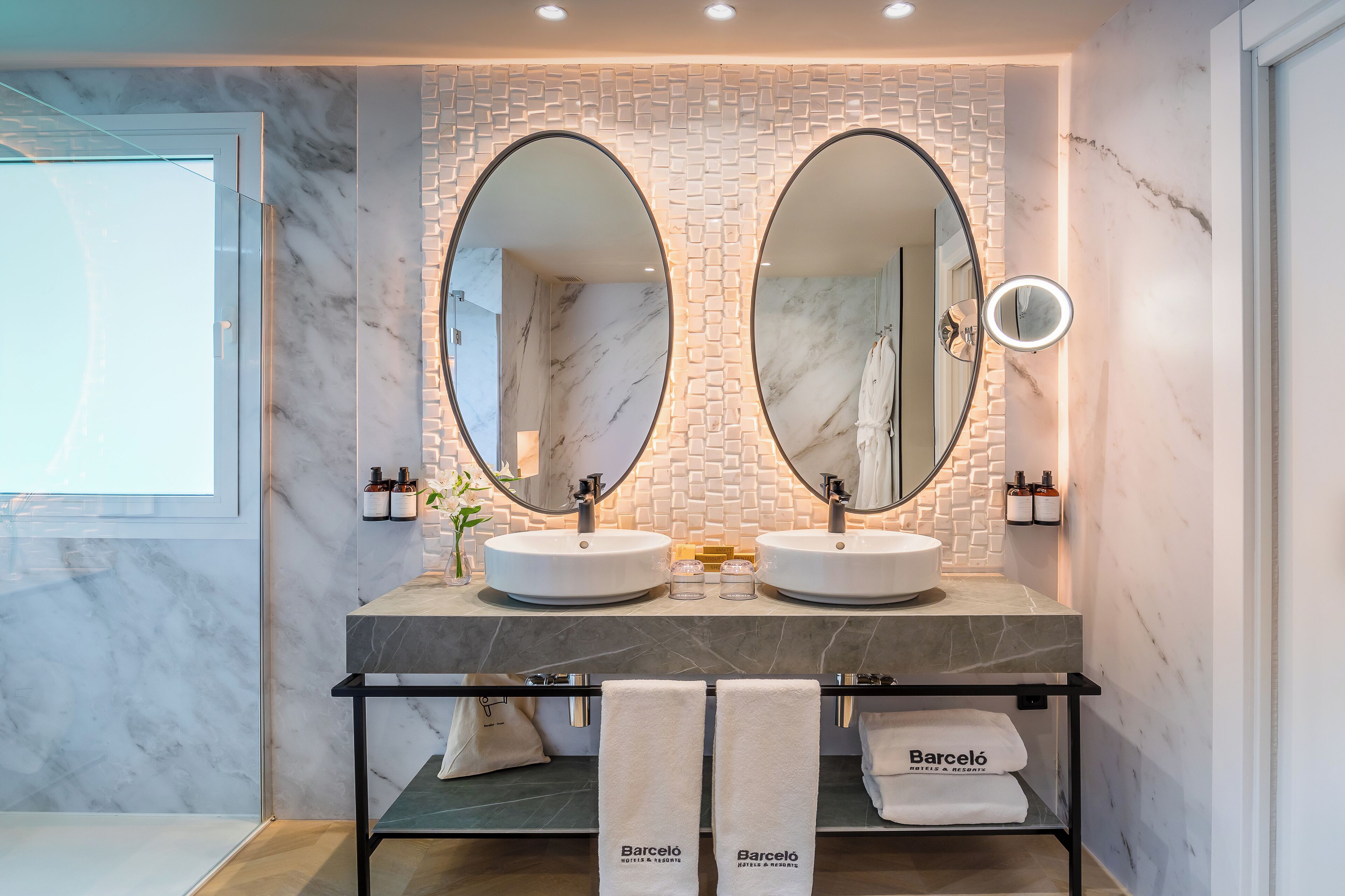 junior suite, balcony (outdoors table) | bathroom | shower, free toiletries, hair dryer, towels