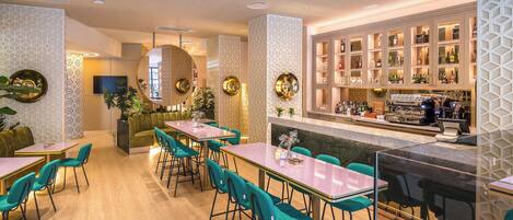 Eine moderne Bar mit einer Theke, Barhocker und einer Auswahl an Spirituosenflaschen.