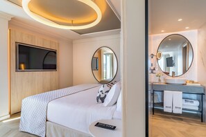 Minibar, caja de seguridad en la habitación y escritorio 